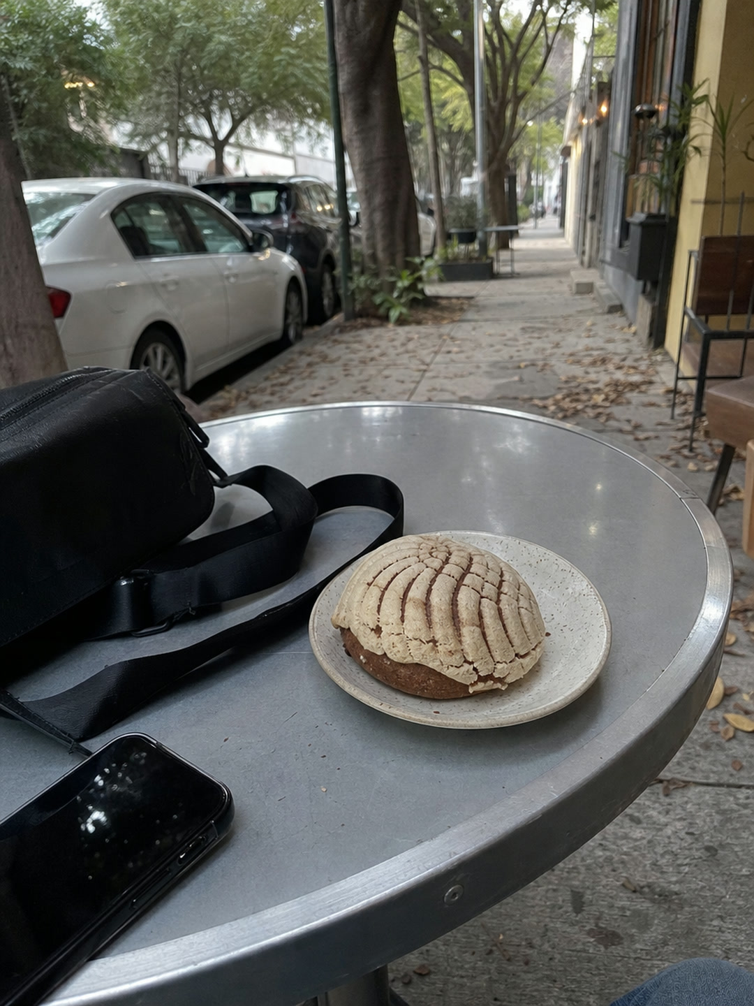 Café y detalles de una mañana en Roma